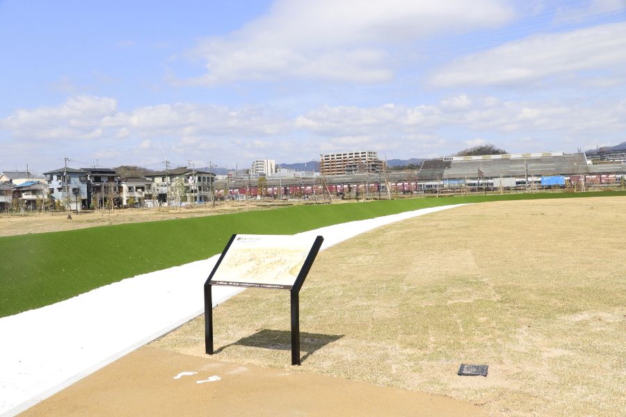 白い石を敷き土手を巡らせた居住域