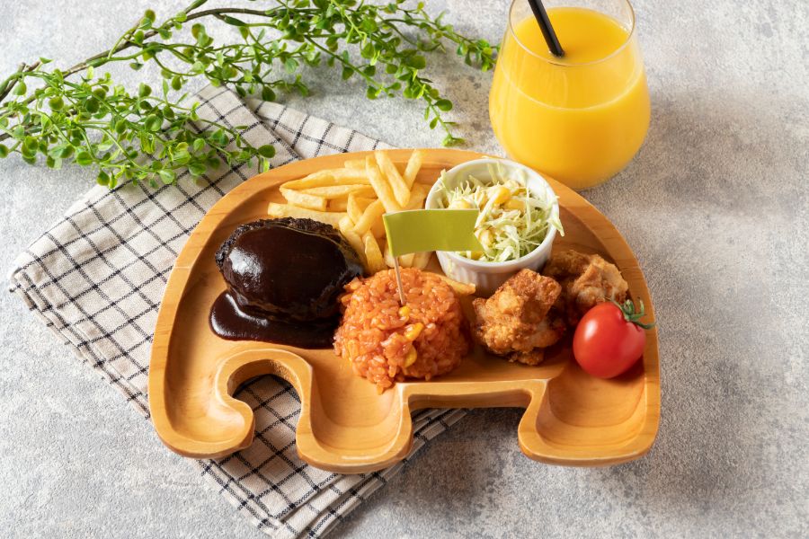 ゾウのプレートに盛られたキッズランチ