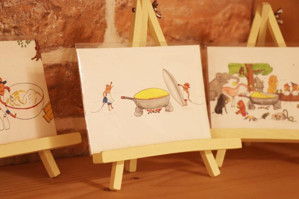 棚に飾られたぐりとぐらのポストカード