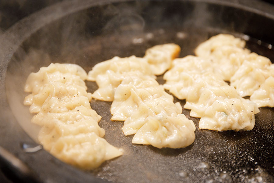 餃子を焼く様子
