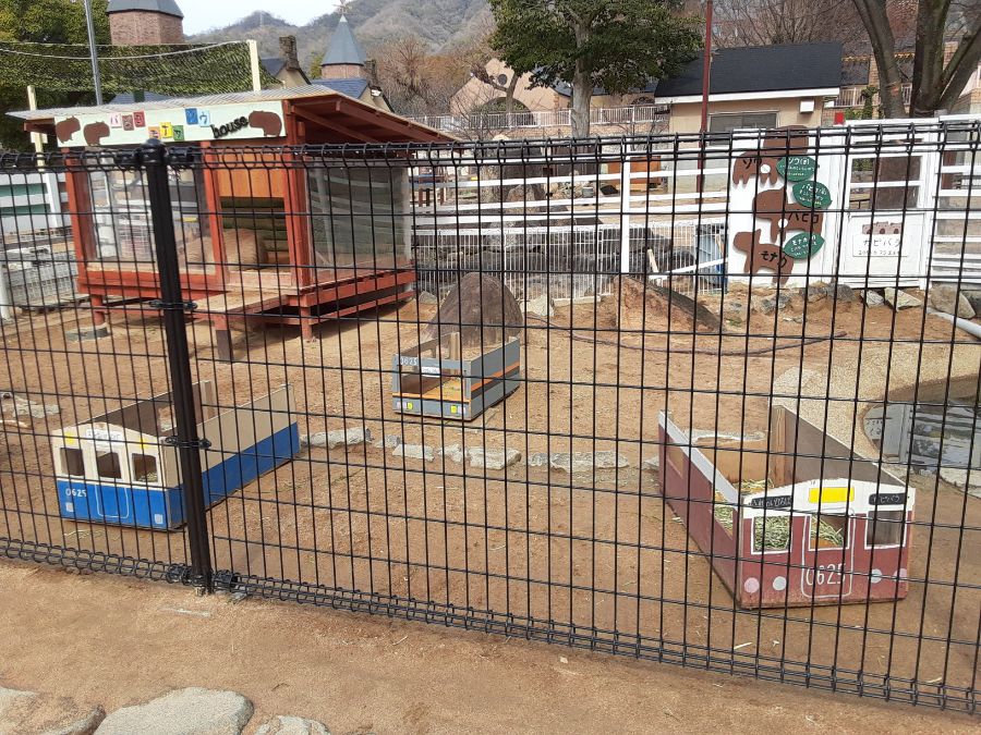 阪急と阪神とJRの電車をイメージしたエサ箱