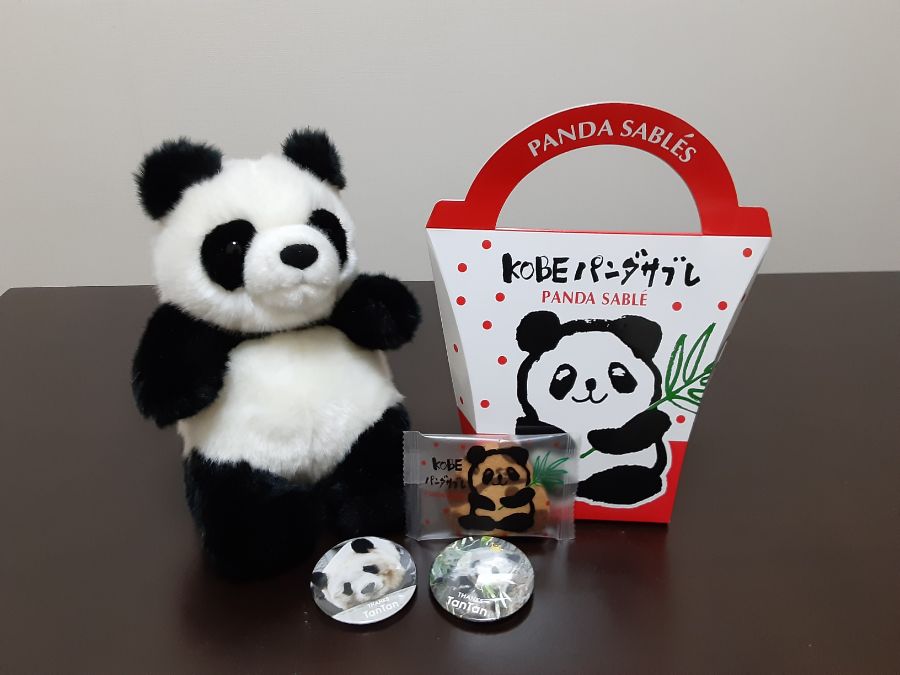 パンダのぬいぐるみにサブレに缶バッチ
