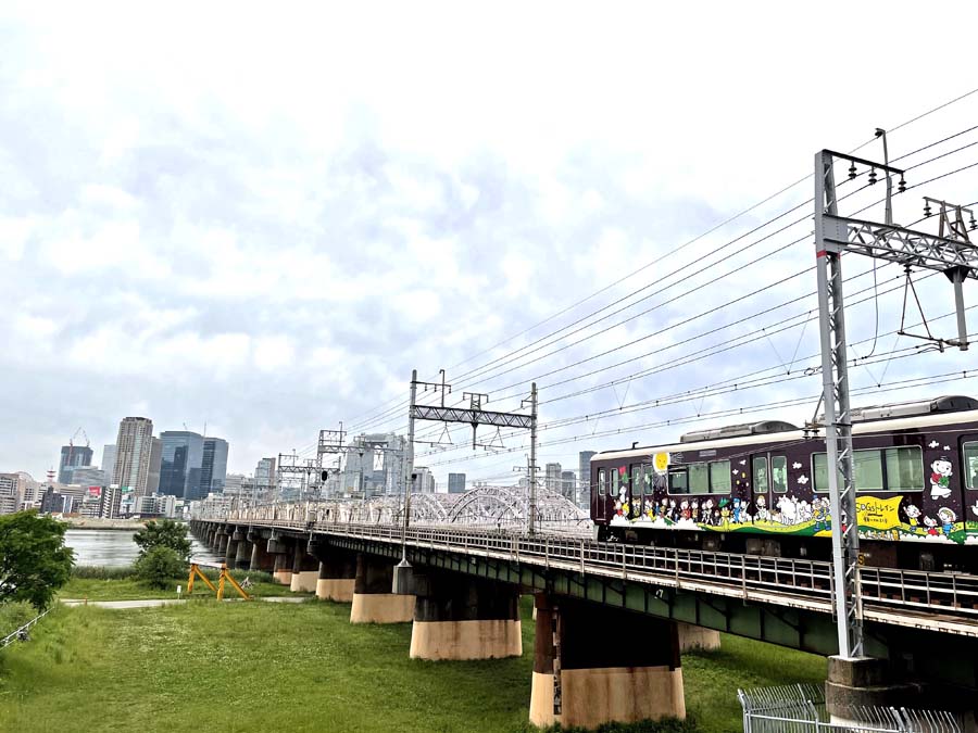 十三大橋のを通過する阪急電車