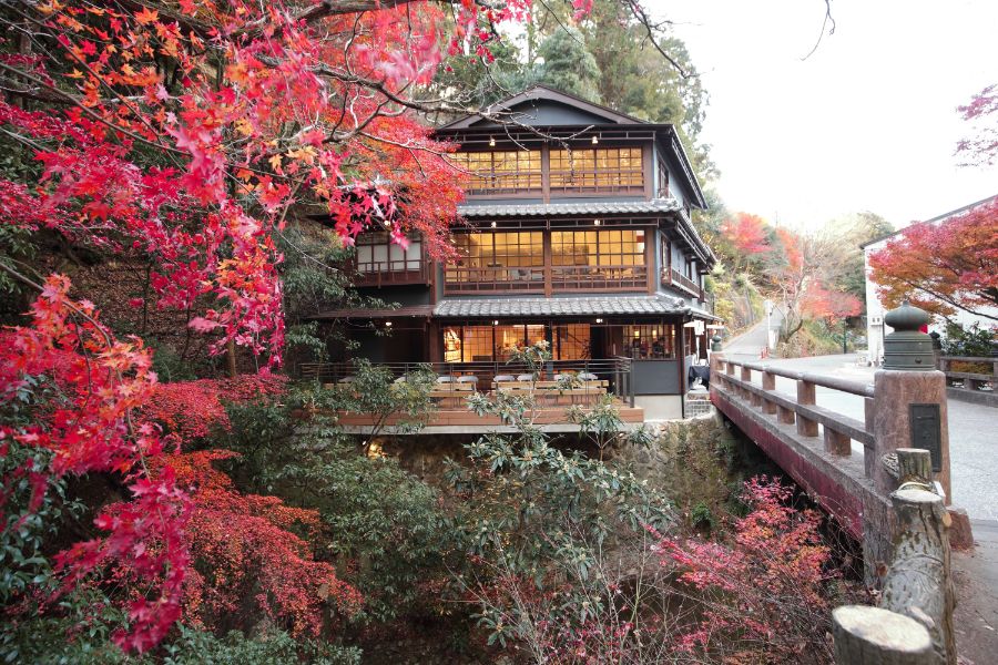 紅葉に彩られたYUZUYAの外観