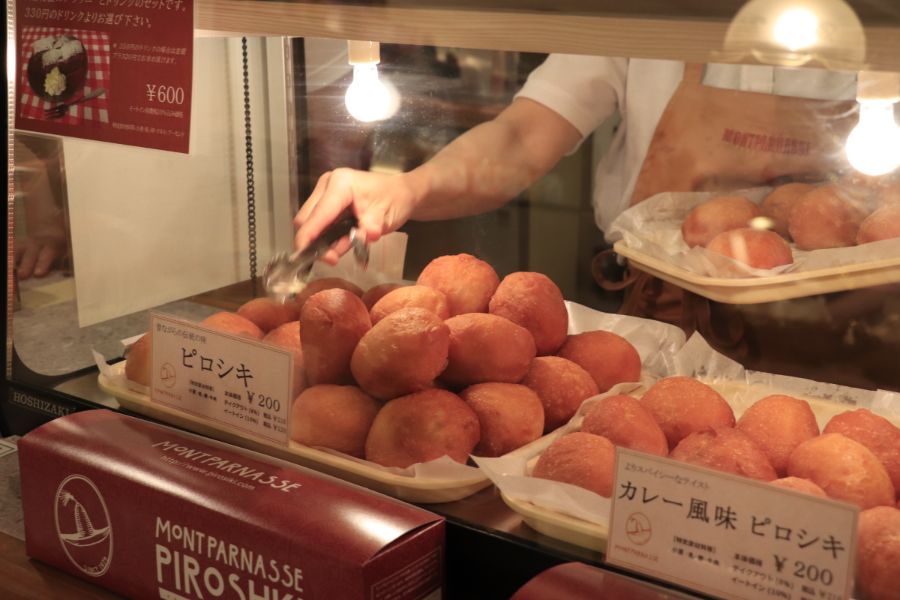 ショーケースに追加されるピロシキ