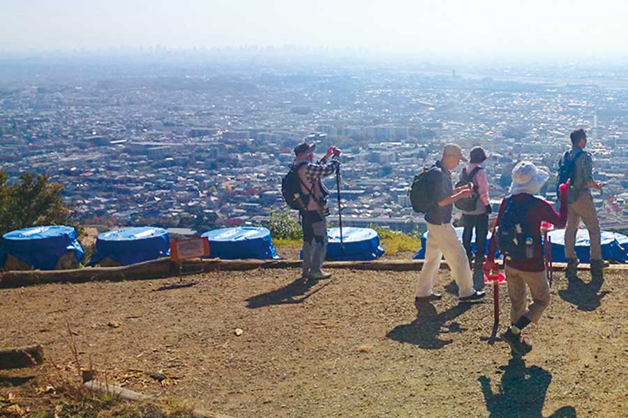 山上からのパノラマと名所旧跡を楽しむ。のせでん第1木曜ハイキング開催