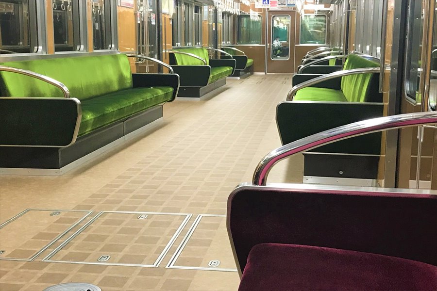 阪急電車の特徴であるオリーブグリーンの座席シート