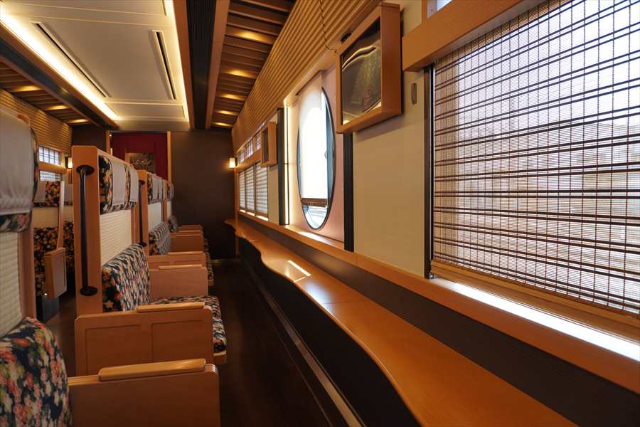 京とれいん雅洛3両目車内