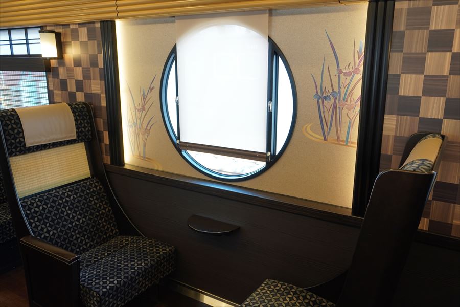 京とれいん雅洛4号車車内