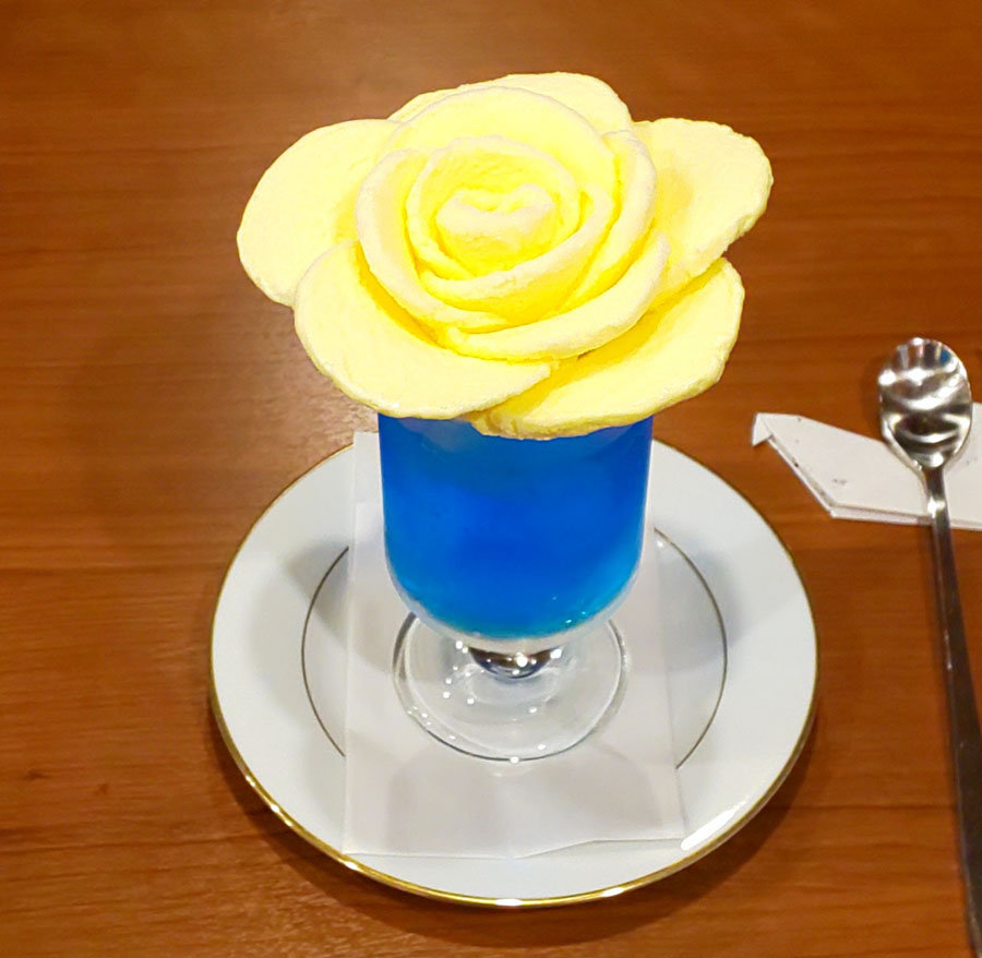 ばらの花が開いたようなヴィオロンのクリームソーダ