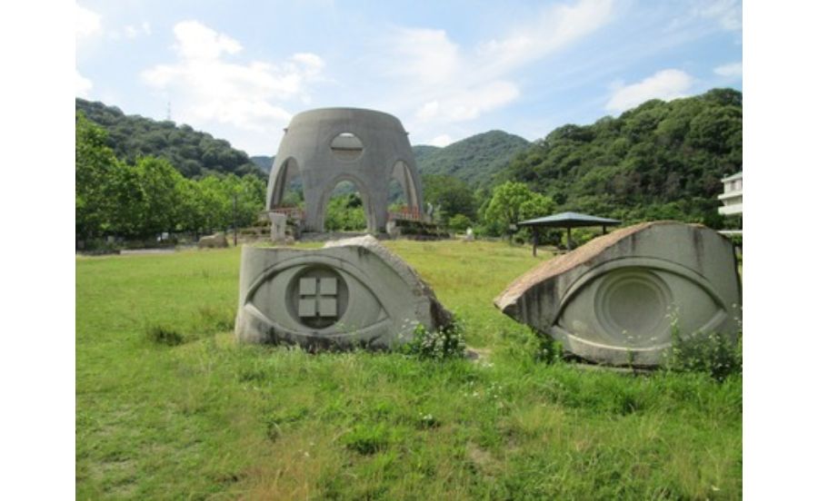 ゆずり葉緑地のモニュメント