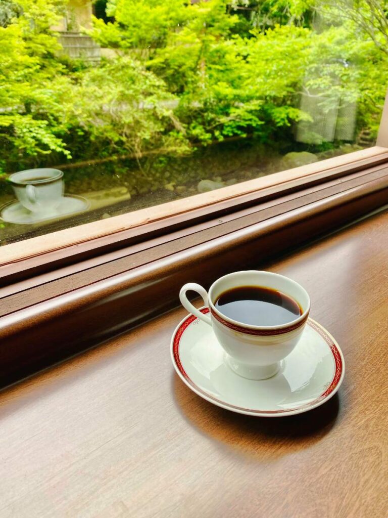 山本珈琲館の窓際でコーヒー