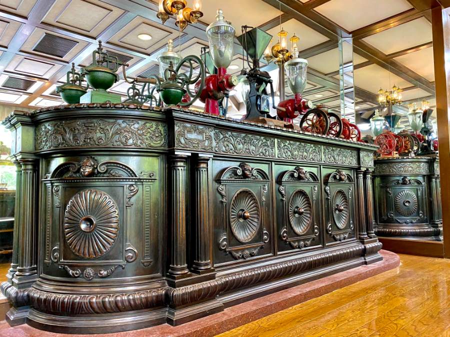 店内の重厚な棚