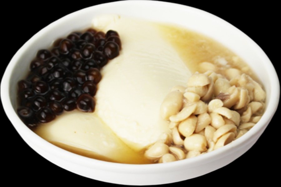 豆花にはタピオカや茹でピーナッツをトッピング