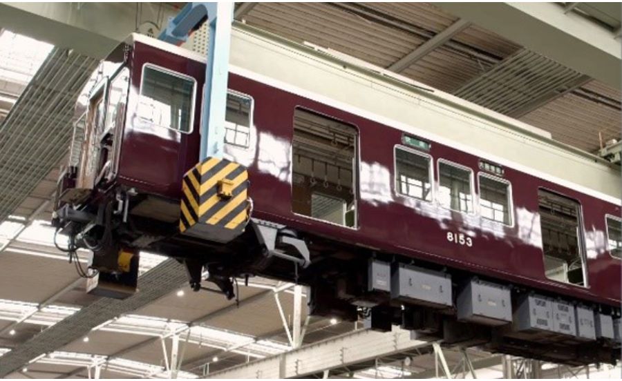 阪急電車をクレーンで持ち上げているところ