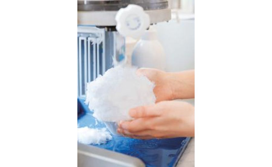 野口商店で氷を削るところ