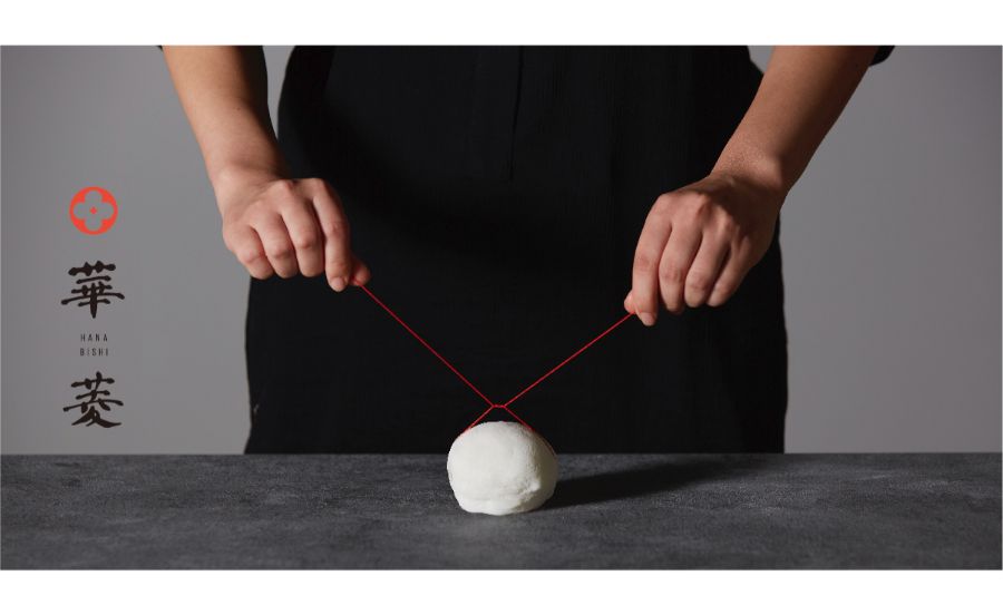 御影 果実大福 華菱の大福を赤い糸でカットするところ