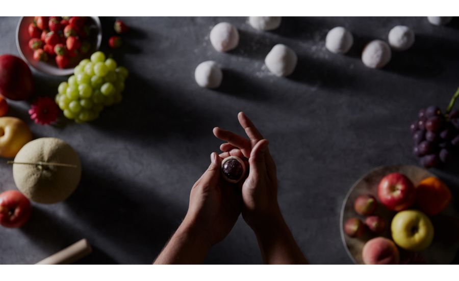 御影 果実大福 華菱の大福を包むところ