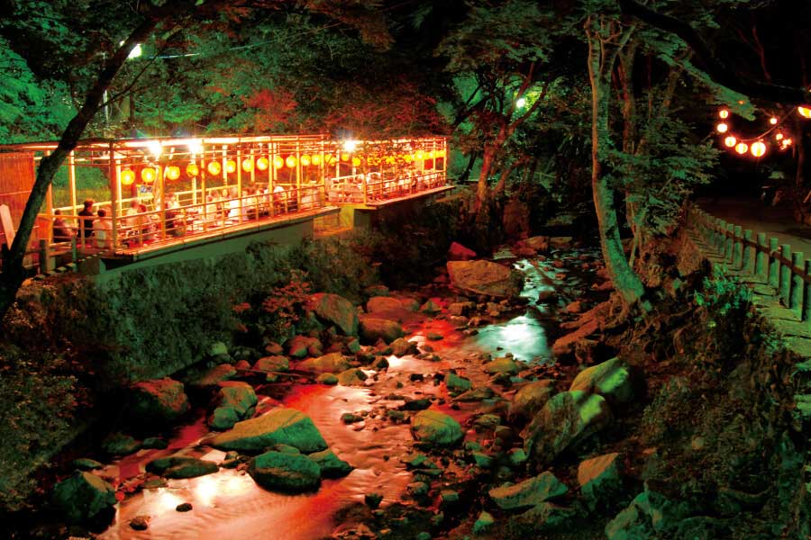 夏夜のたのしみー箕面川床、眺めの良いレストランやBBQ、観覧車に宿泊施設【TOKK2021年8月号】