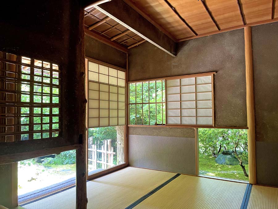 瑠璃光院の１階から見る庭園