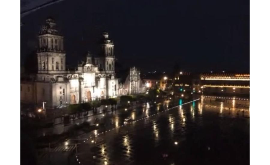 メキシコシティの高級レストランから眺めるソカロ広場の夜景