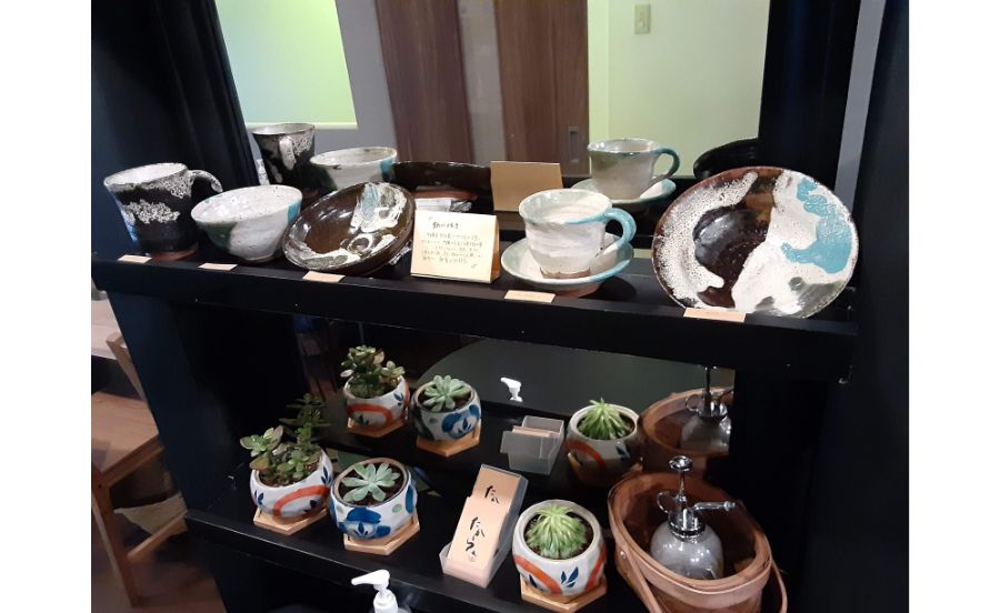 かき氷専門店「たから」に並んだやちむん