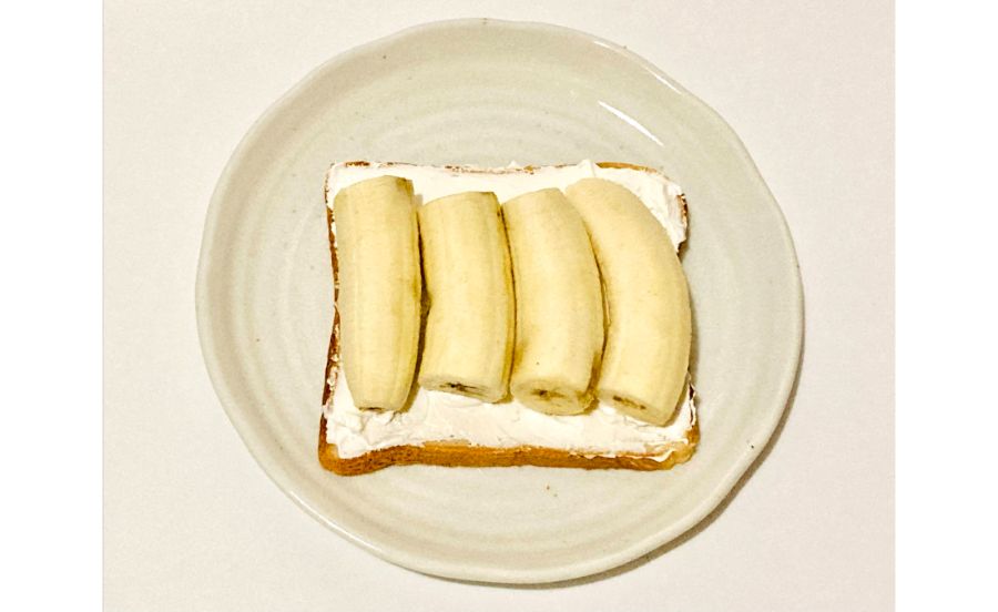 生クリームをぬった食パンの上にバナナを並べたところ