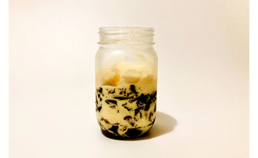 容器に入れたコーヒーゼリーとアイスクリームを何層にも重ねたもの