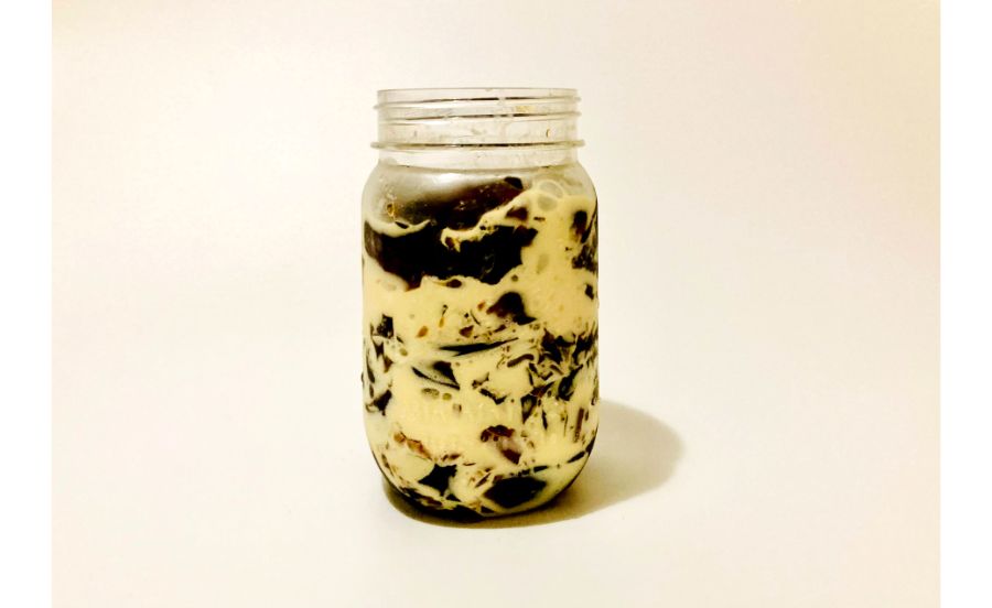 容器に入れたコーヒーゼリーとアイスクリームを蓋の手前まで何層にも重ねたもの