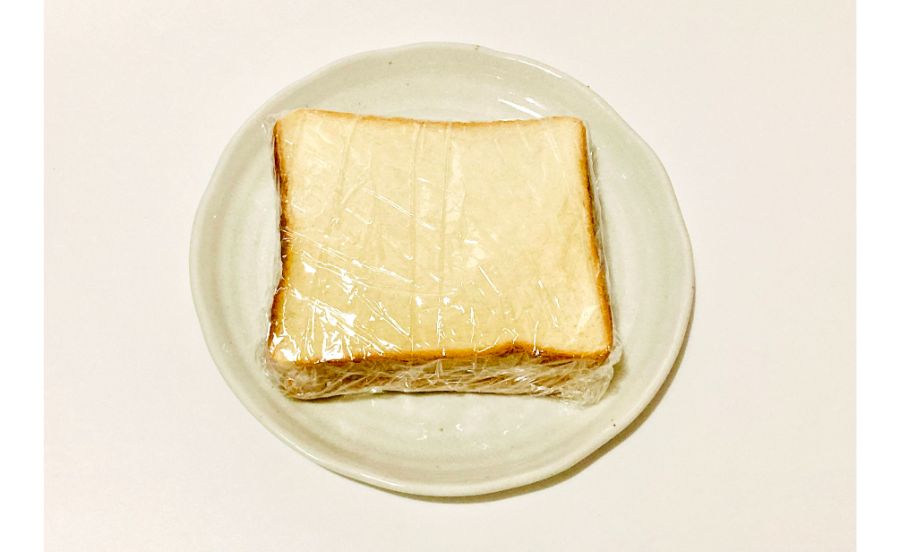 バナナサンドをラップでくるんでいる