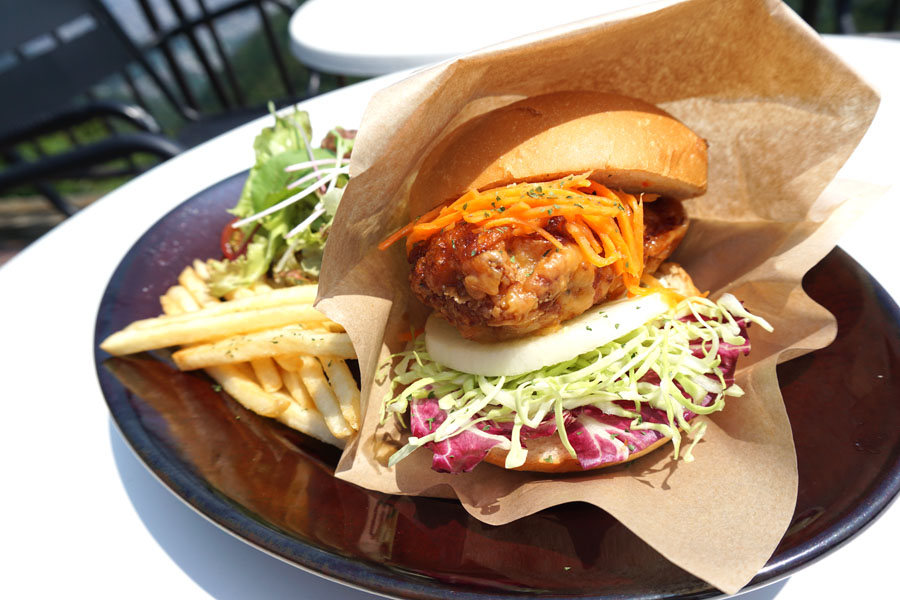 TENRANカフェの竜田揚げ淡路鶏の彩（いろどり）にんにく醤油バーガー