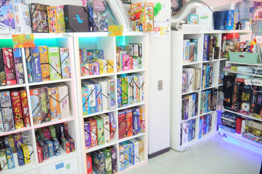 色とりどりのゲームが並ぶボードゲームラボ