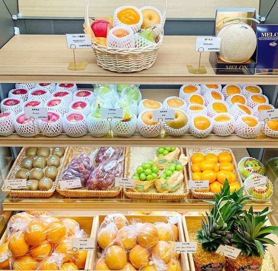 クリケットの店内に並ぶフルーツ