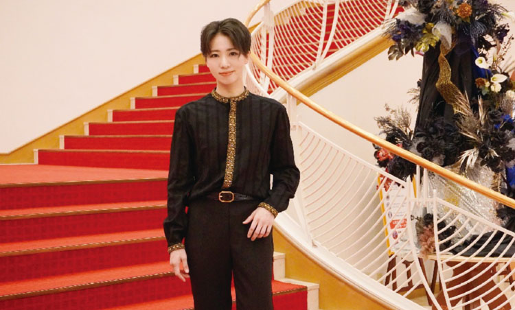 宝塚歌劇団・星組トップスター礼真琴（れいまこと）さんインタビュー 。傑作時代小説の宝塚版、男役の美学を追求するショーをお届け。