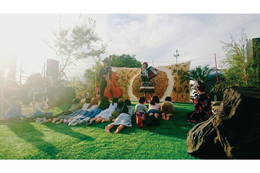 ステージ前でくつろぐ子供