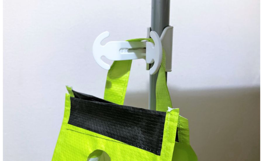 ロールペーパーカバー ブライトをフックに引っ掛けている