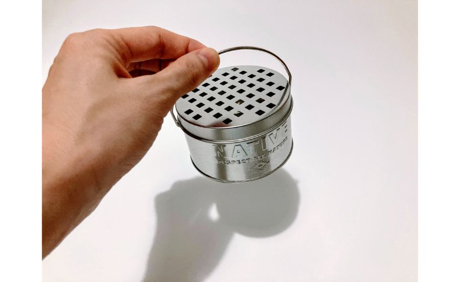 蚊取り線香缶　小を手に持っているところ