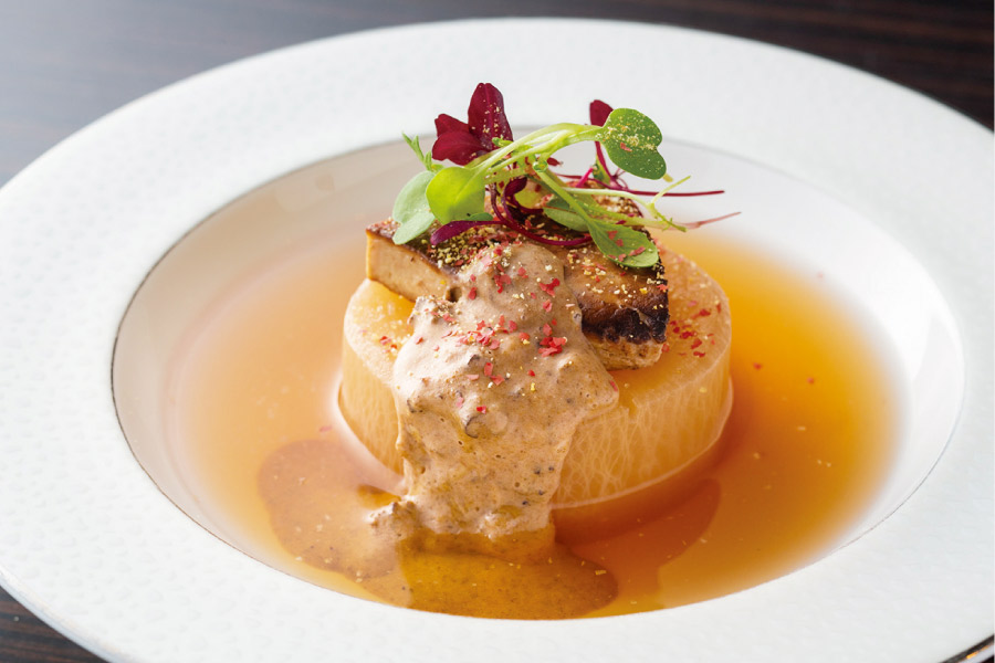 ホテルのバルメニューが夜限定全品700円！本格フレンチ＆中国料理を味わう