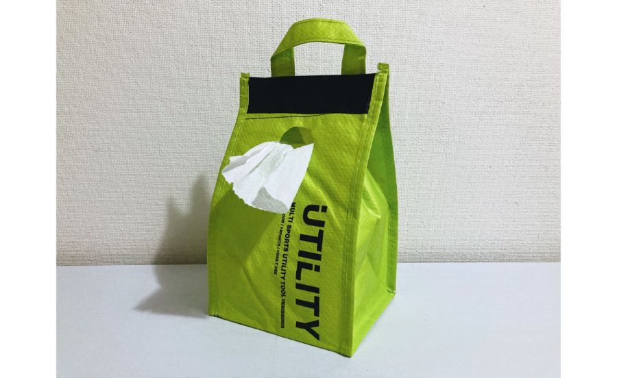 ロールペーパーカバー ブライトからトイレットペーパーを引き出している