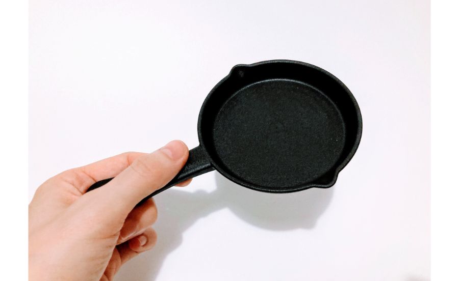 SKIT ラウンドスキレット 10を手で持っている