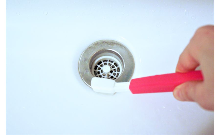 排水口の水垢を落としているところ