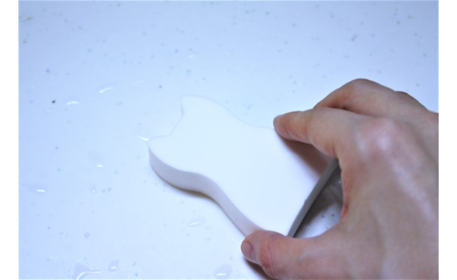 PVAダイカット吸水スポンジ ねこ型 2Pで水を拭いているところ