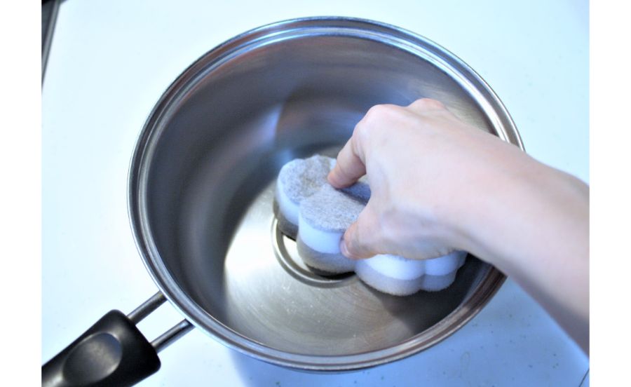 多目的クレンザー150gで鍋をこすっているところ