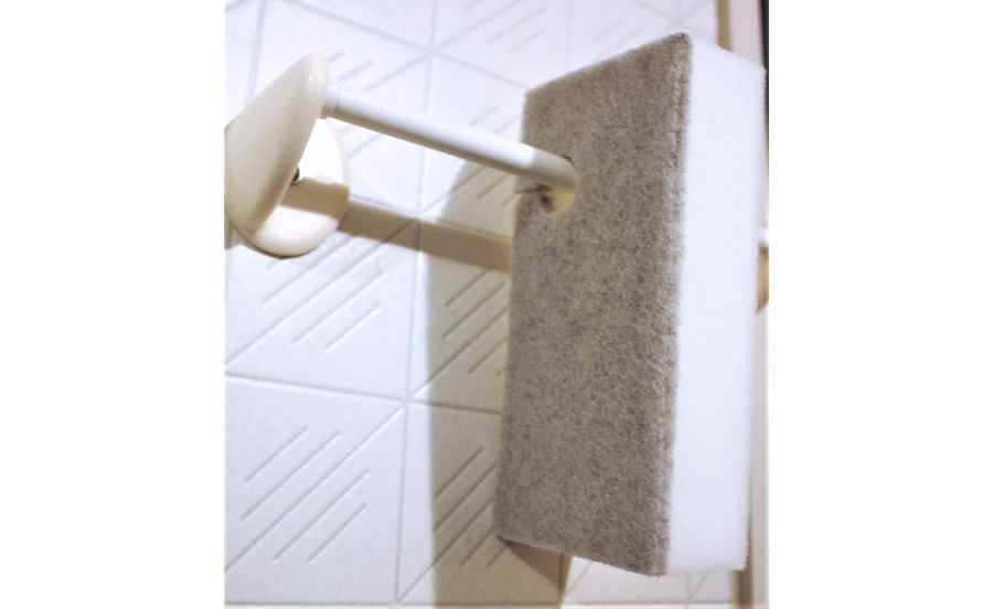 引っかけられるバススポンジ グレーを引っ掛けているところ