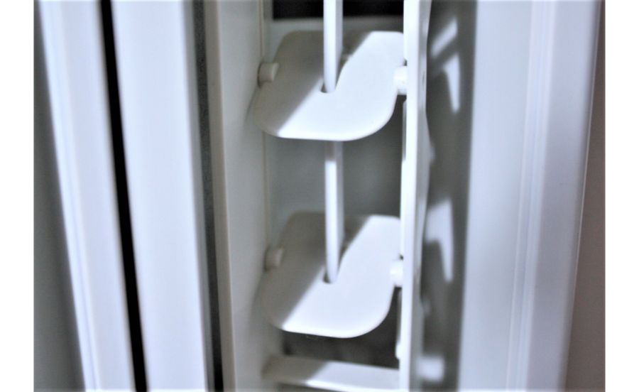 窓用エアコンの羽につもったホコリが取れた状態