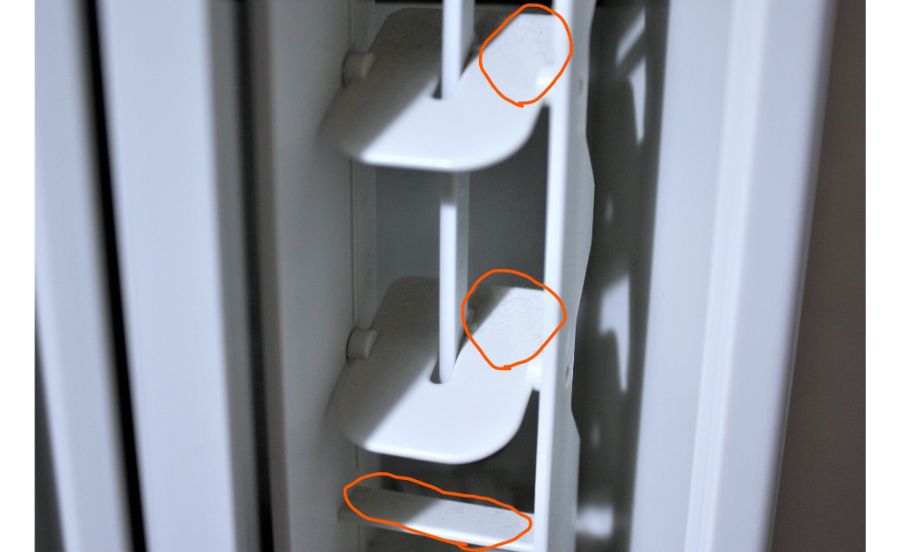 窓用エアコンの羽につもったホコリ