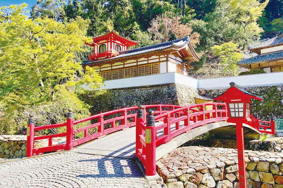 箕面山 瀧安寺 鮮やかな赤が印象的な瑞雲橋