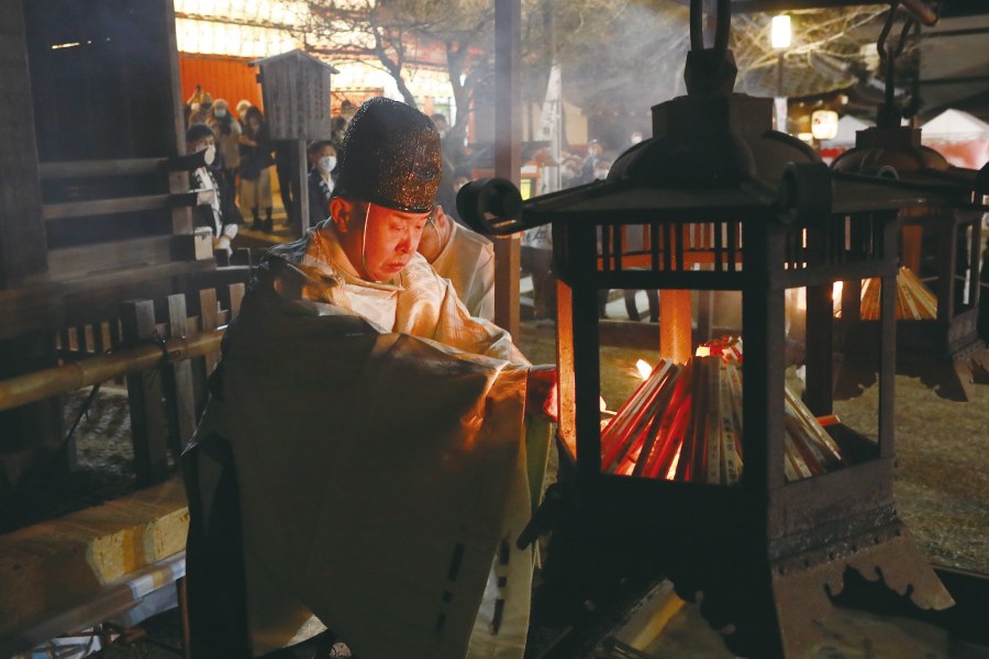 八坂神社 京都の年末を飾る風物詩「をけら詣り」