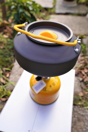 バーナーの上にケトルをセット