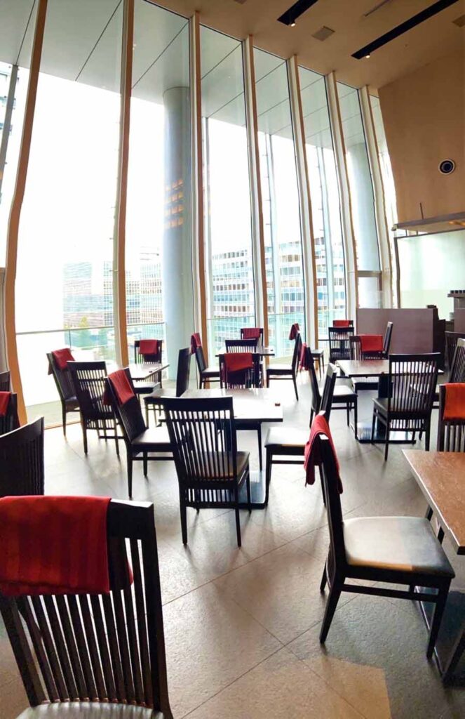 ダイナミックキッチン＆バー 燦の内観